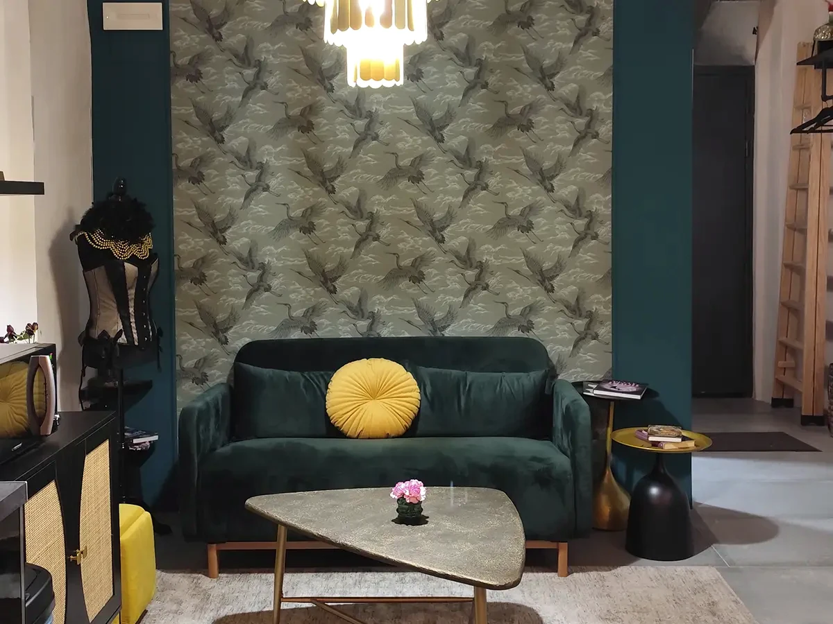 Saloncito de Boa Negra con sofá verde y decoración elegante